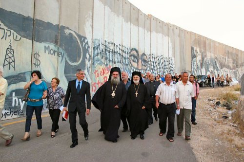 Líderes cristianos palestinos junto al Muro de separación durante la Semana de Oración por la Paz del Consejo Mundial de Iglesias (mayo 2011)