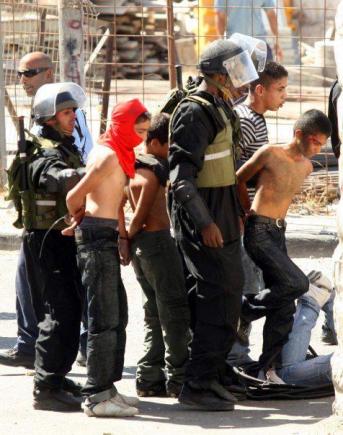 Típica escena en Palestina (aunque los niños suelen ser vendados y esposados)