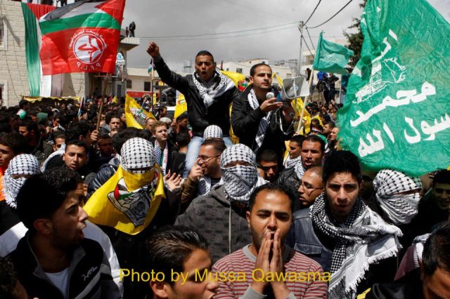 Banderas de Fatah, Hamas, FPLP y palestinas en el funeral de Maysara Abu Hamdiyeh