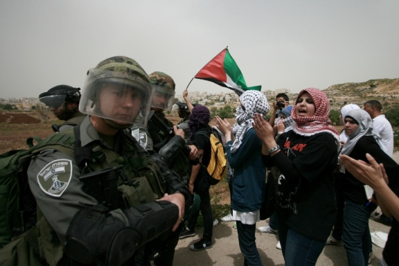 Mujeres palestinas frente a soldados en Cisjordania (Rana Nazzal).