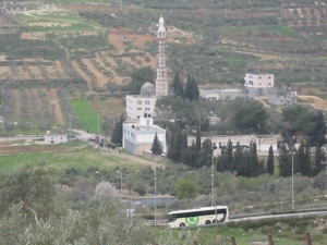 Transporte público y carretera 60 de uso exclusivo de los colonos, frente a la mezquita de Burin