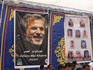 La imagen de Juliano Mer-Khamis junto a los mártires de Bil'in, en Ramallah