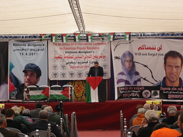 Vittorio Arrigoni junto a Jwahir y Bassem Abu Rahmah, mártires de Bil'in