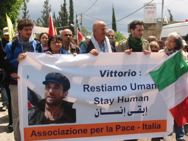 Italian@s marchando en Bil'in con la consigna de Vittorio: "Restiamo umani"