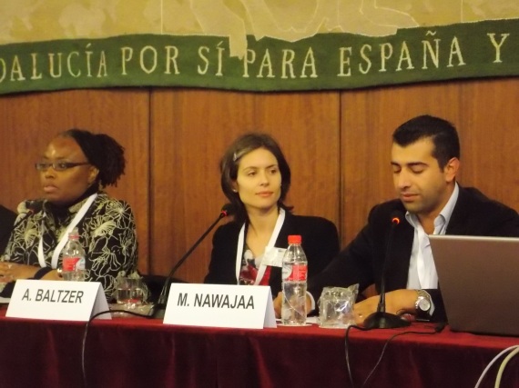Anna Baltzer en la conferencia de Sevilla, flanqueada por Felicia Eaves (presidenta de la campaña de BDS en EEUU) y por Mahmoud Nawajaa (coordinador del Comité Nacional de BDS en Palestina.