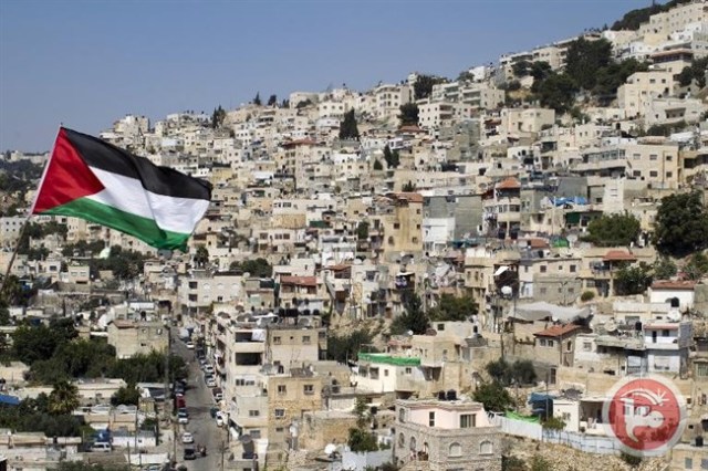 La bandera palestina ondea sobre la ladera de Silwan.