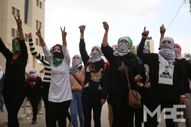 Las jóvenes palestinas están participando a la par de sus compañeros en esta revuelta (Foto: MEE)