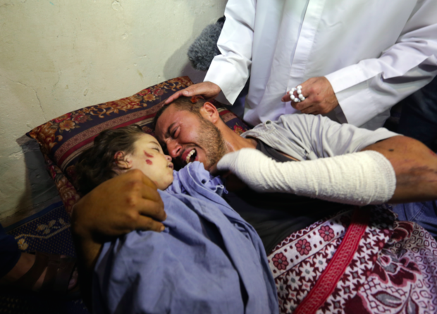 Rahaf Yehya Sa'di Hassan (3), asesinada por un misil israelí en Gaza, abrazada por su padre. Su madre Nur (26), embarazada de 5 meses, también fue asesinada. El esposo y otro hijo de 5 años resultaron con heridas de consideración. (MEE)