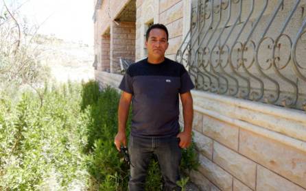 Ismael Obediyeh junto a su casa el 13/7/19 (Foto: Amer Aruri).
