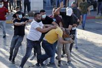 Policía de seguridad palestina encubierta arresta a un manifestante en Ramala. 26/6/21 (AFP).