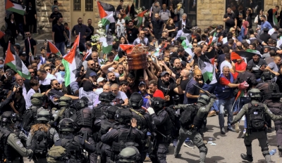 Más imágenes del ultraje al funeral de Shirin en el hospital San José de Jerusalén. (Ammar Awad, Reuters).