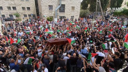 El ataúd transportado por la multitud recorrió Jerusalén Este (Silwanic).
