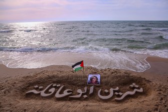 Homenaje a Shirin de un joven artista en la playa de Gaza.
