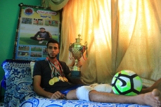 Mohammed Khalil (23) vio el fin de su carrera cuando un francotirador israelí le destrozó la rodilla en 2018.
